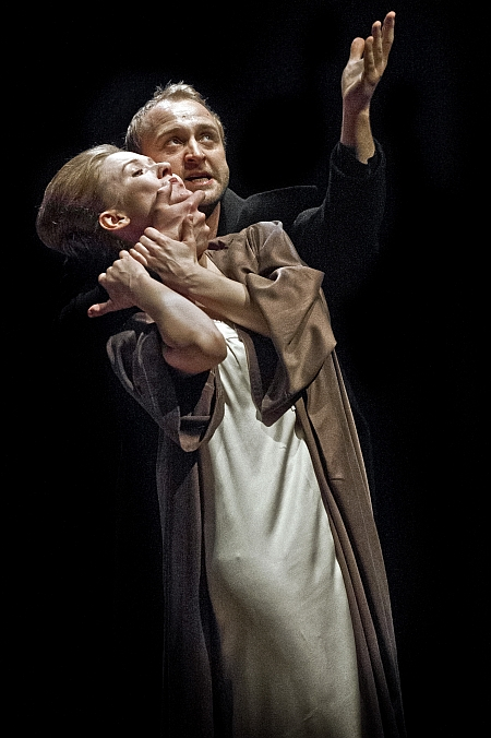 Borys Szyc (Hamlet, syn poprzedniego, a synowiec teraźniejszego króla), Katarzyna Dąbrowska (Gertruda, królowa duńska, matka Hamleta)